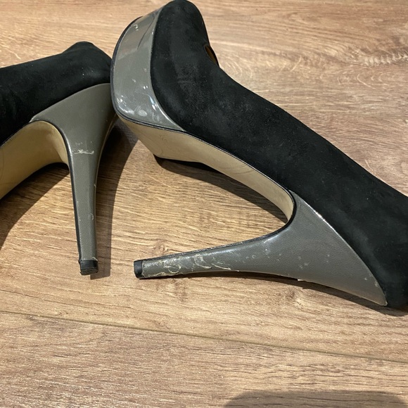 Black suede platform pumps, size 8 - Picture 4 of 5